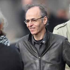 Jean-Jacques Goldman et Maxime Le Forestier lors des obsèques de Véronique Colucci au cimetière communal de Montrouge.