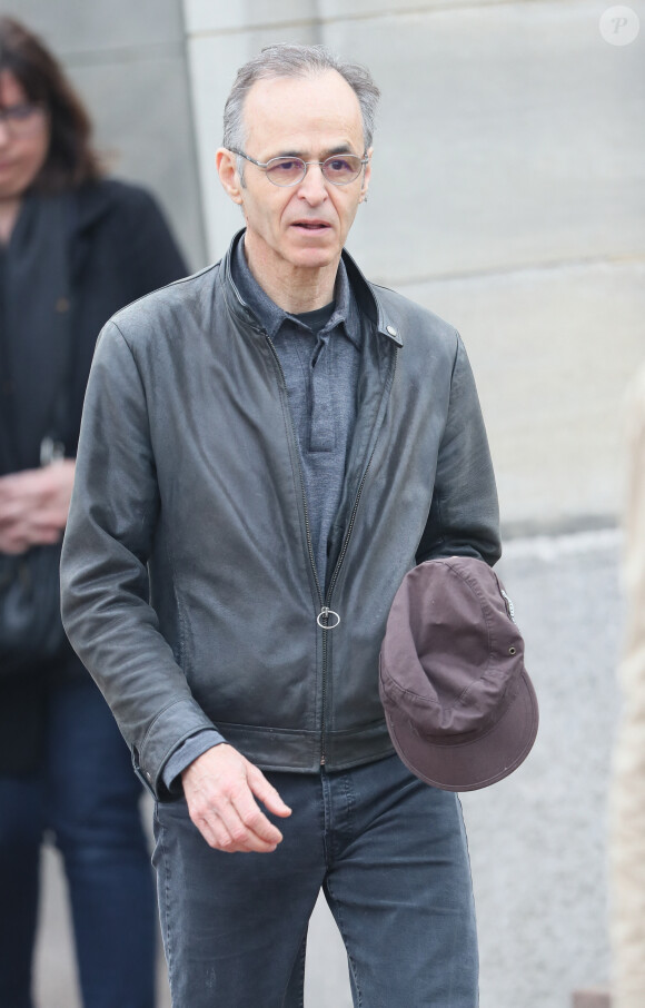 Jean-Jacques Goldman lors des obsèques de Véronique Colucci au cimetière communal de Montrouge.