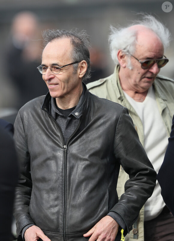 Jean-Jacques Goldman et Maxime Le Forestier lors des obsèques de Véronique Colucci au cimetière communal de Montrouge, le 12 avril 2018.