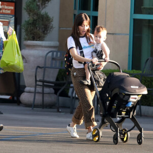 Exclusif - Macaulay Culkin se promène avec sa fiancée Brenda Song et leur fils Dakota à Los Angeles. Le 6 octobre 2022.