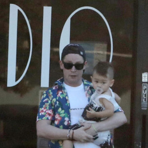 Exclusif - Macaulay Culkin se promène avec sa fiancée Brenda Song et leur fils Dakota à Los Angeles. Le 6 octobre 2022.