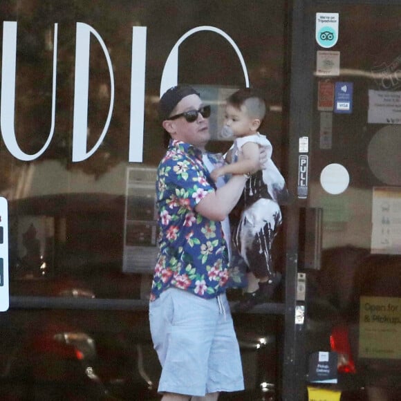 Exclusif - Macaulay Culkin se promène avec sa fiancée Brenda Song et leur fils Dakota à Los Angeles. Le 6 octobre 2022.