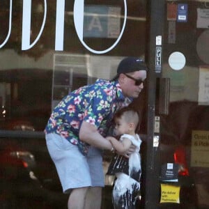 Exclusif - Macaulay Culkin se promène avec sa fiancée Brenda Song et leur fils Dakota à Los Angeles. Le 6 octobre 2022.