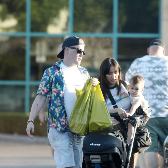 Exclusif - Macaulay Culkin se promène avec sa fiancée Brenda Song et leur fils Dakota à Los Angeles. Le 6 octobre 2022.