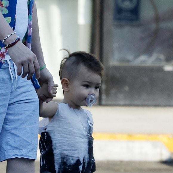 Exclusif - Macaulay Culkin se promène avec sa fiancée Brenda Song et leur fils Dakota à Los Angeles. Le 6 octobre 2022.