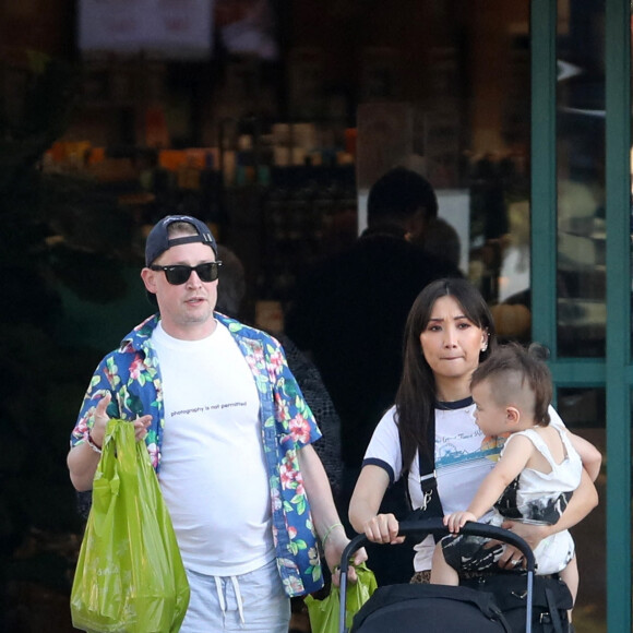 Exclusif - Macaulay Culkin se promène avec sa fiancée Brenda Song et leur fils Dakota à Los Angeles. Le 6 octobre 2022.