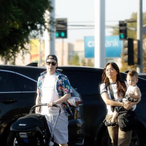 Exclusif - Macaulay Culkin se promène avec sa fiancée Brenda Song et leur fils Dakota à Los Angeles. Le 6 octobre 2022.