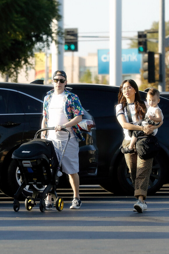 Exclusif - Macaulay Culkin se promène avec sa fiancée Brenda Song et leur fils Dakota à Los Angeles. Le 6 octobre 2022.