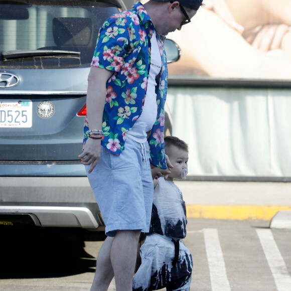 Exclusif - Macaulay Culkin se promène avec sa fiancée Brenda Song et leur fils Dakota à Los Angeles. Le 6 octobre 2022.