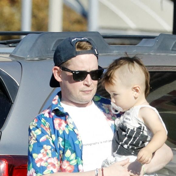 Exclusif - Macaulay Culkin se promène avec sa fiancée Brenda Song et leur fils Dakota à Los Angeles. Le 6 octobre 2022.