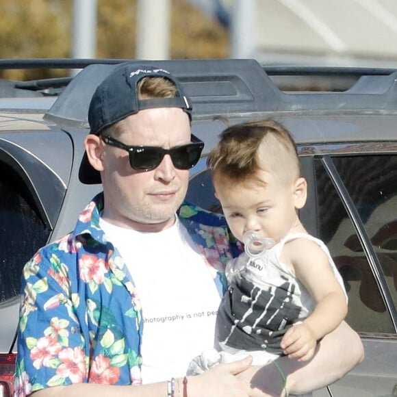 Exclusif - Macaulay Culkin se promène avec sa fiancée Brenda Song et leur fils Dakota à Los Angeles. Le 6 octobre 2022.