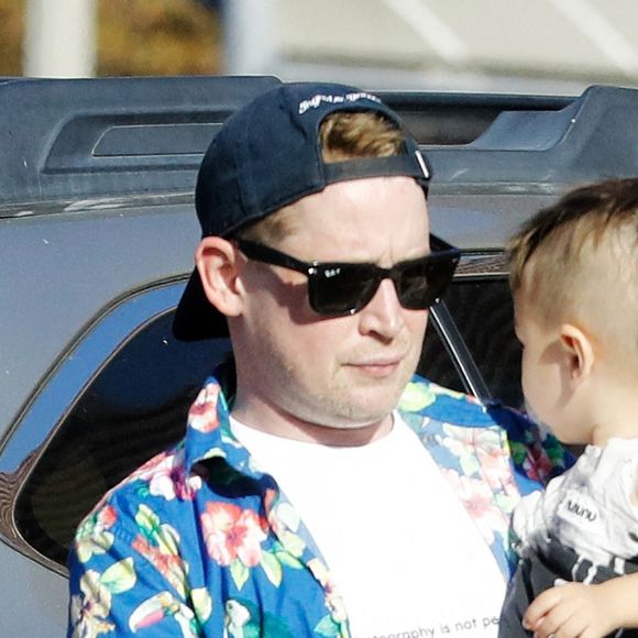 Exclusif - Macaulay Culkin se promène avec sa fiancée Brenda Song et leur fils Dakota à Los Angeles.