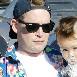 Exclusif - Macaulay Culkin se promène avec sa fiancée Brenda Song et leur fils Dakota à Los Angeles. Le 6 octobre 2022.