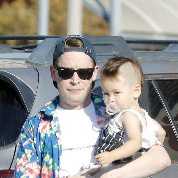 Exclusif - Macaulay Culkin se promène avec sa fiancée Brenda Song et leur fils Dakota à Los Angeles. Le 6 octobre 2022.