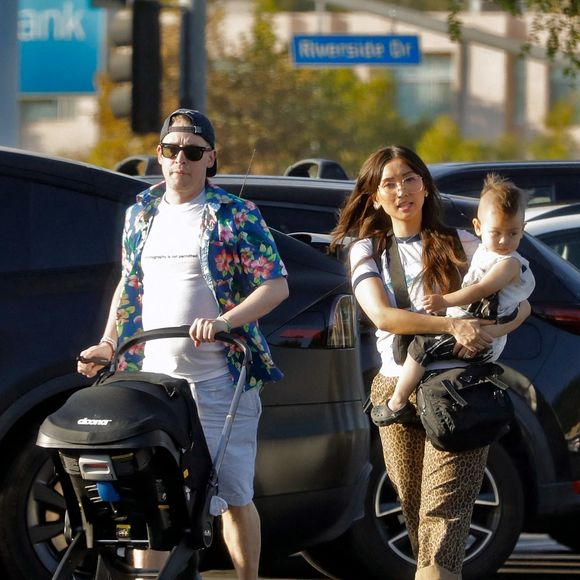 Exclusif - Macaulay Culkin se promène avec sa fiancée Brenda Song et leur fils Dakota à Los Angeles. Le 6 octobre 2022.
