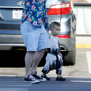 Exclusif - Macaulay Culkin se promène avec sa fiancée Brenda Song et leur fils Dakota à Los Angeles. Le 6 octobre 2022.