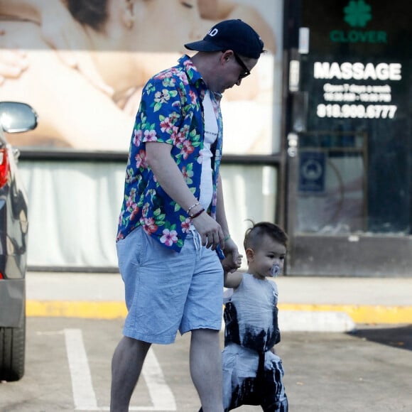 Exclusif - Macaulay Culkin se promène avec sa fiancée Brenda Song et leur fils Dakota à Los Angeles. Le 6 octobre 2022.