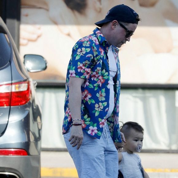 Exclusif - Macaulay Culkin se promène avec sa fiancée Brenda Song et leur fils Dakota à Los Angeles. Le 6 octobre 2022.