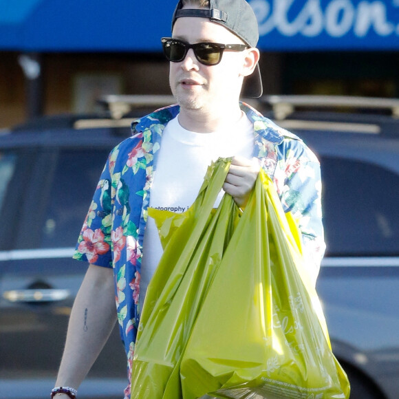 Exclusif - Macaulay Culkin se promène avec sa fiancée Brenda Song et leur fils Dakota à Los Angeles. Le 6 octobre 2022.