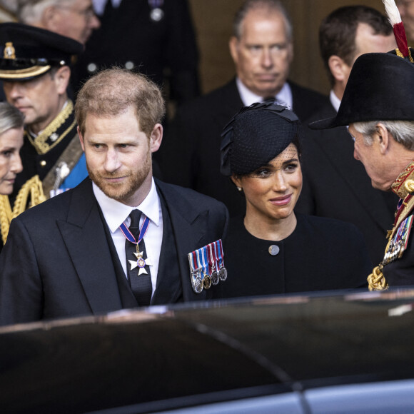Le prince Harry et Meghan Markle - Procession cérémonielle du cercueil de la reine Elisabeth II du palais de Buckingham à Westminster Hall à Londres. 