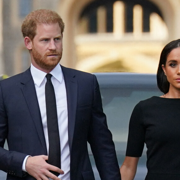 Le prince Harry, duc de Sussex et Meghan Markle, duchesse de Sussex à la rencontre de la foule devant le château de Windsor, suite au décès de la reine Elisabeth II d'Angleterre. Le 10 septembre 2022 