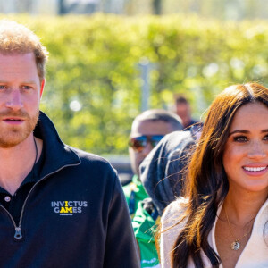 Le prince Harry et Meghan Markle assistent à la finale d'athlétisme, au deuxième jour des Invictus Games 2020 à La Haye, le 17 avril 2022. 