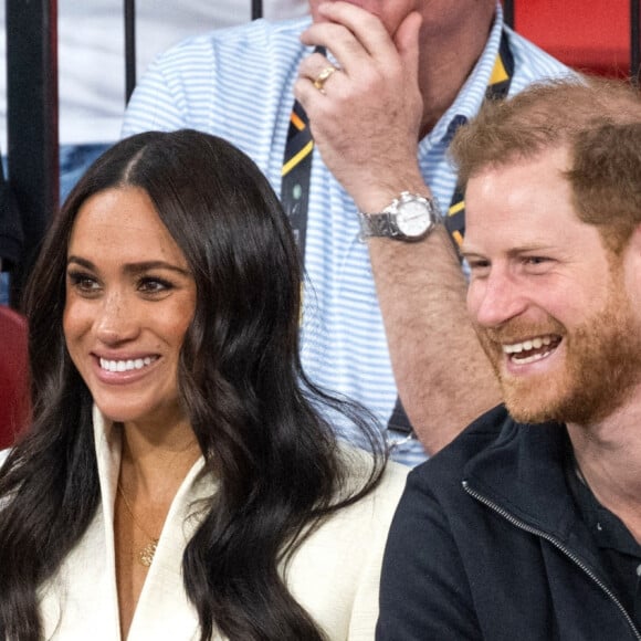 Le prince Harry et Meghan Markle assistent à la finale d'athlétisme, au deuxième jour des Invictus Games 2020 à La Haye, le 17 avril 2022. 