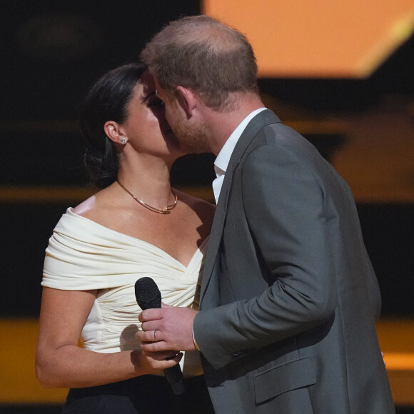 Le prince Harry et Meghan Markle lors de la cérémonie d'ouverture des Invictus Games 2020 à La Haye, le 16 avril 2022. 
