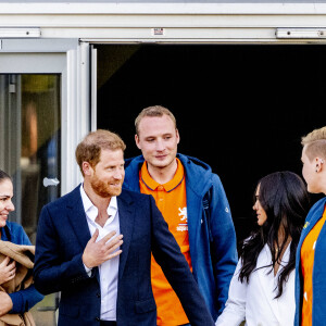 Le prince Harry, duc de Sussex, et Meghan Markle, duchesse de Sussex assistent à un engagement à la veille des Jeux Invictus 2020 aux Pays-Bas, à La Haye, le 15 avril 2022. 