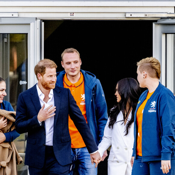 Le prince Harry, duc de Sussex, et Meghan Markle, duchesse de Sussex assistent à un engagement à la veille des Jeux Invictus 2020 aux Pays-Bas, à La Haye, le 15 avril 2022. 