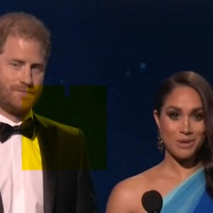 Le prince Harry, duc de Sussex, et Meghan Markle, duchesse de Sussex, rendent hommage au peuple ukrainien lors de la cérémonie des NAACP Image Awards à Los Angeles au cours de laquelle ils ont accepté le "Prix du président" pour leur travail d'aide à un refuge pour femmes du Texas. Le 27 février 2022. 