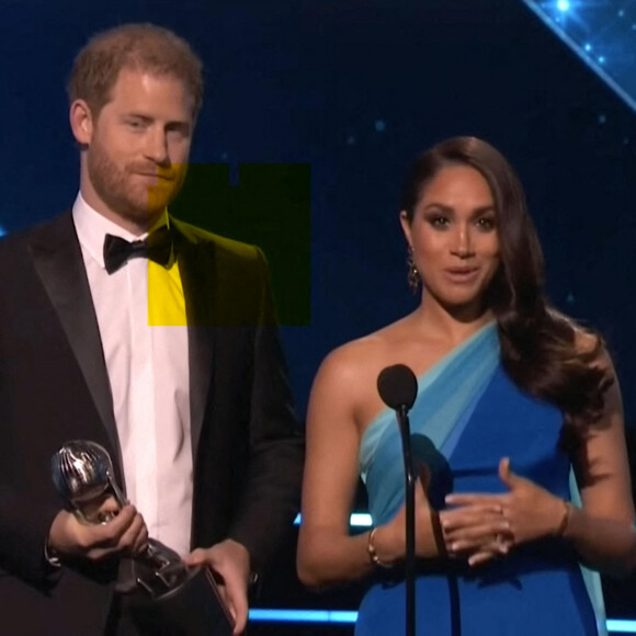 Le prince Harry, duc de Sussex, et Meghan Markle, duchesse de Sussex, rendent hommage au peuple ukrainien lors de la cérémonie des NAACP Image Awards à Los Angeles au cours de laquelle ils ont accepté le "Prix du président" pour leur travail d'aide à un refuge pour femmes du Texas. Le 27 février 2022. 