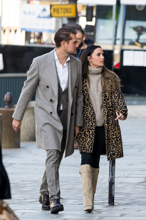 Capucine Anav et son compagnon Victor sont allés choisir leurs alliances pour leur futur mariage, à la bijouterie Galeries Lafayette - Royal Quartz Paris rue Royal à Paris, France, le 7 février 2022. 