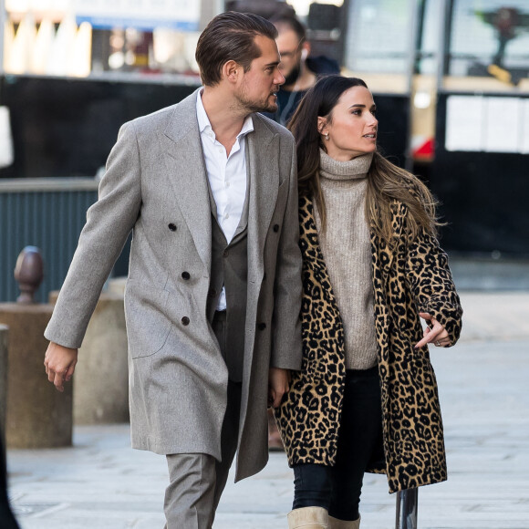 Capucine Anav et son compagnon Victor sont allés choisir leurs alliances pour leur futur mariage, à la bijouterie Galeries Lafayette - Royal Quartz Paris rue Royal à Paris, France, le 7 février 2022. 