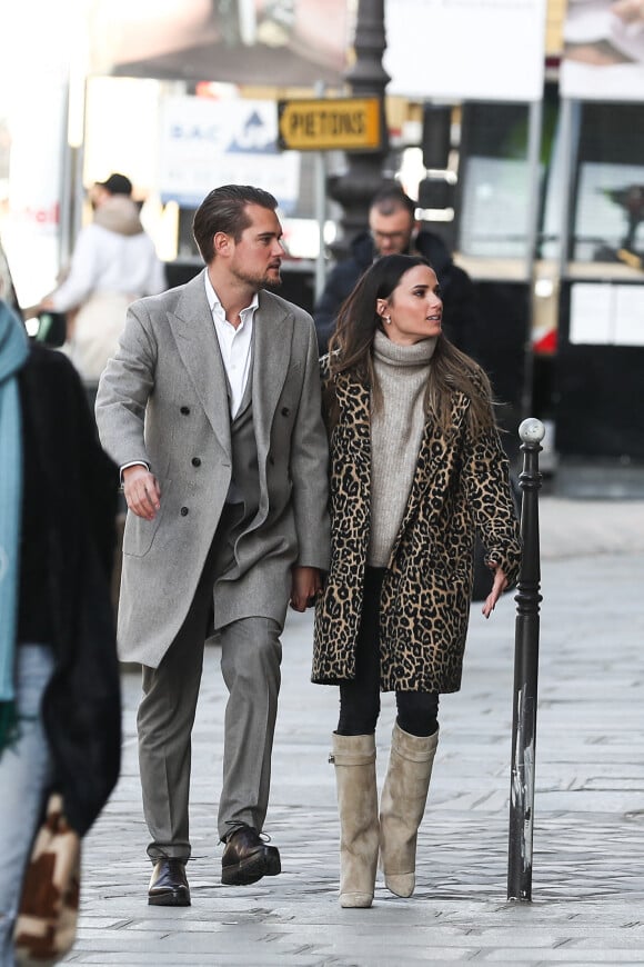 Capucine Anav et son compagnon Victor sont allés choisir leurs alliances pour leur futur mariage, à la bijouterie Galeries Lafayette - Royal Quartz Paris rue Royal à Paris, France, le 7 février 2022. 