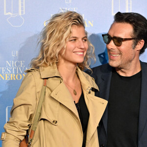 Nicolas Bedos et sa compagne Pauline Desmonts au photocall de la soirée du 8 octobre lors de la 4ème édition du festival Cinéroman à Nice. © Bruno Bebert / Bestimage 