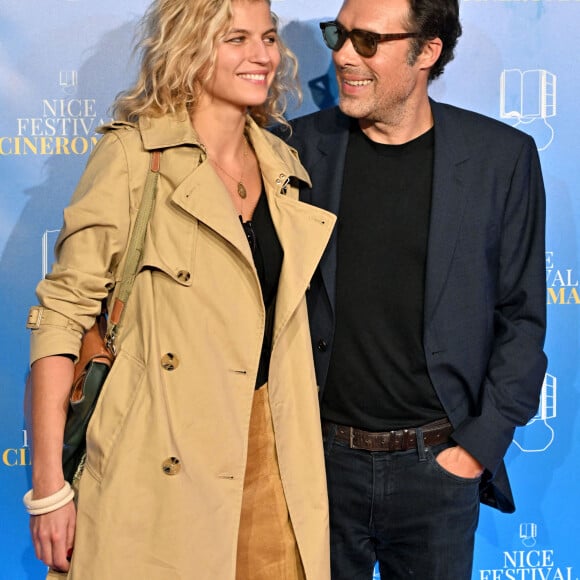 Nicolas Bedos et sa compagne Pauline Desmonts au photocall de la soirée du 8 octobre lors de la 4ème édition du festival Cinéroman à Nice. © Bruno Bebert / Bestimage 