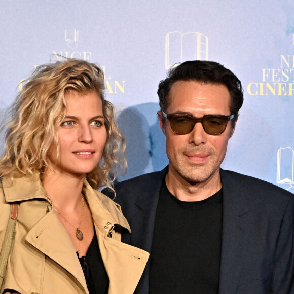 Nicolas Bedos et sa compagne Pauline Desmonts au photocall de la soirée du 8 octobre lors de la 4ème édition du festival Cinéroman à Nice. © Bruno Bebert / Bestimage 