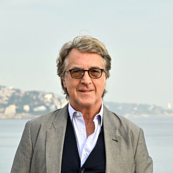 François Cluzet lors d'un photocall en extérieur du film "Mascarade" lors de la 4ème édition du festival Cinéroman à Nice le 8 octobre 2022. © Bruno Bebert / Bestimage 