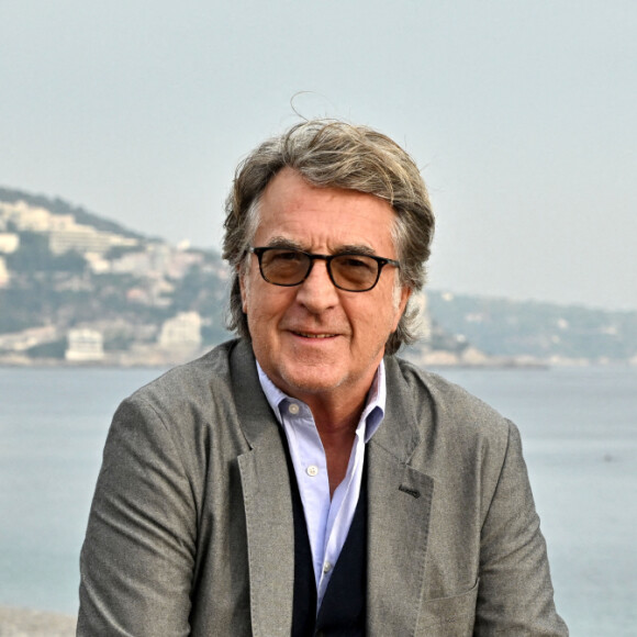 François Cluzet lors d'un photocall en extérieur du film "Mascarade" lors de la 4ème édition du festival Cinéroman à Nice le 8 octobre 2022. © Bruno Bebert / Bestimage 