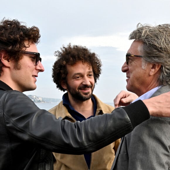 Vincent Lacoste et William Lebghil ont rencontré sur la Promenade des Anglais, François Cluzet lors d'un photocall en extérieur du film "Mascarade" lors de la 4ème édition du festival Cinéroman à Nice le 8 octobre 2022. © Bruno Bebert / Bestimage 