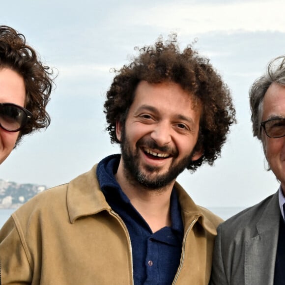 Vincent Lacoste et William Lebghil ont rencontré sur la Promenade des Anglais, François Cluzet lors d'un photocall en extérieur du film "Mascarade" lors de la 4ème édition du festival Cinéroman à Nice le 8 octobre 2022. © Bruno Bebert / Bestimage 