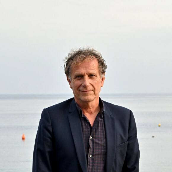 Charles Berling lors d'un photocall en extérieur du film "Mascarade" lors de la 4ème édition du festival Cinéroman à Nice le 8 octobre 2022. © Bruno Bebert / Bestimage 