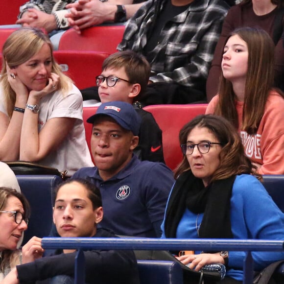 Kylian Mbappe (Joueur du Paris Saint-Germain) avec sa mere Fayza Lamari - Handball "PSG HB - HBC Nantes (34-28)" au stade Pierre le Coubertin, le 13 mars 2022.