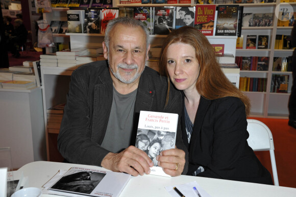 Francis Perrin avec sa femme Gersende - 33eme edition du Salon du livre a la porte de Versailles a Paris le 24 mars 2013. 