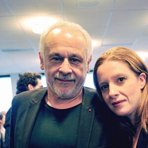 Francis Perrin et sa femme Gersende lors de la conférence de presse de présentation et de la signature de la première charte visant à favoriser la formation et l'insertion professionnelles des personnes handicapées dans le secteur audiovisuel au siège du CSA à Paris, le 11 février 2014.