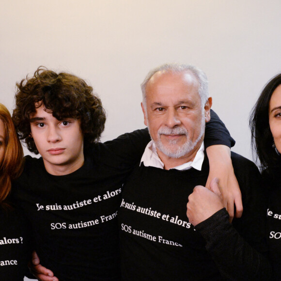 Exclusif - Francis Perrin, sa femme Gersende et leur fils Louis atteint d'autisme, avec Olivia Cattan (présidente de l'association SOS Autisme en France) - Mobilisation des people pour l'association SOS Autisme en France lors d'un shooting au studio Invisu à Paris, le 7 et 8 février 2016. © Rachid Bellak/Bestimage