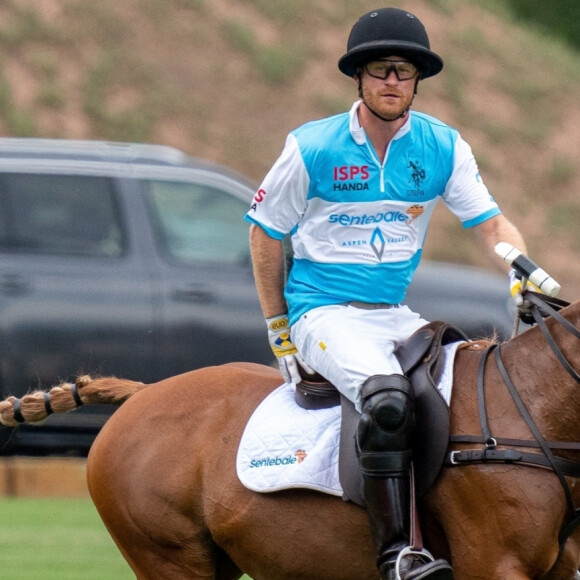 Le prince Harry, duc de Sussex, et son équipe remportent la Coupe du tournoi de polo "Sentebale ISPS Handa Polo Cup" à Carbondale (Colorado), le 25 août 2022. 