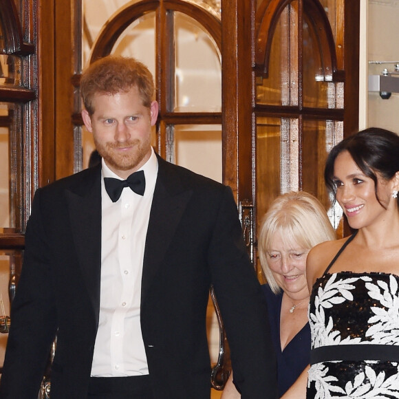 Le prince Harry, duc de Sussex, et Meghan Markle (enceinte), duchesse de Sussex quittent la soirée Royal Variety Performance à Londres le 19 novembre 2018. 