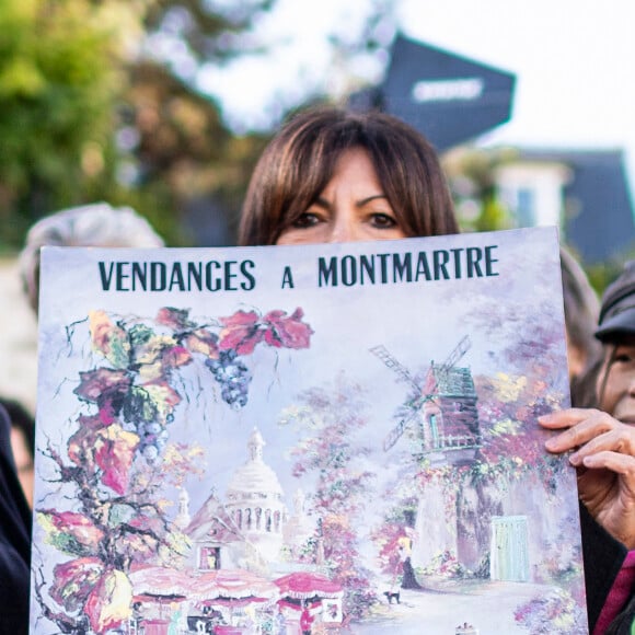 Anne Hidalgo, maire de Paris - Les comédiens F.Vincentelli et M-P.Nga, sont parrain et marraine de la 89ème édition de la Fête des Vendanges de Montmartre à Paris qui se déroule du 5 au 9 octobre 2022. © Pierre Perusseau / Bestimage 